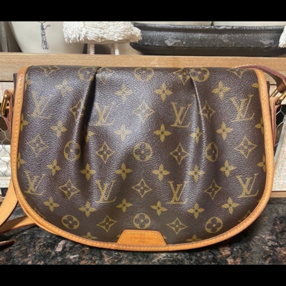 Louis Vuitton Menilmontant PM-🚫NO LOW ball offers please!!!
